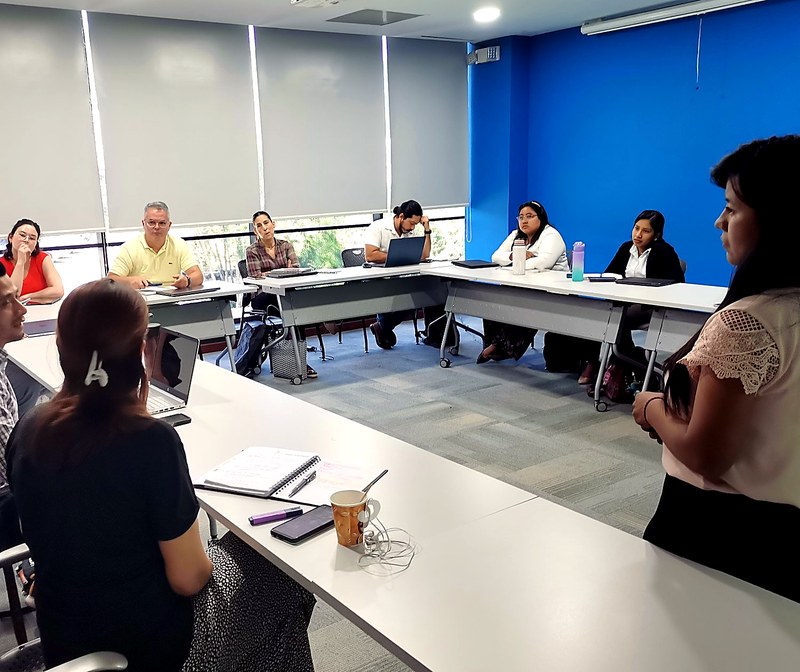 Equipo de Comunicaciones Integrales en sesión estratégica